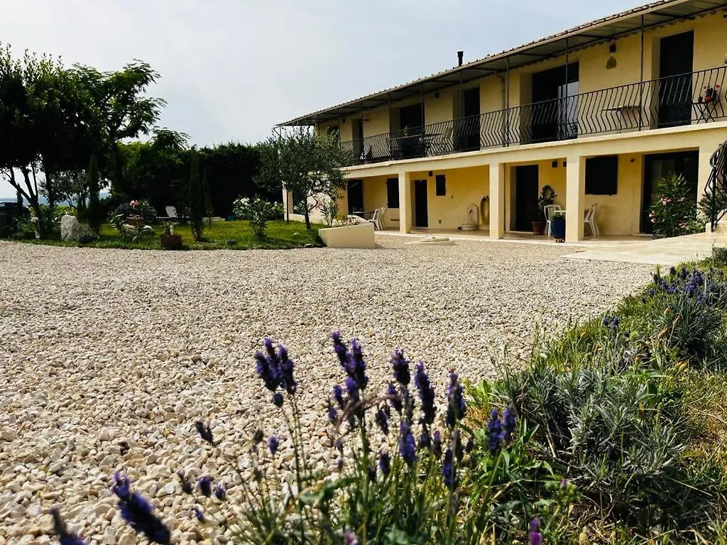Country house Gite De Charme Chez Nel Et Flo Valreas